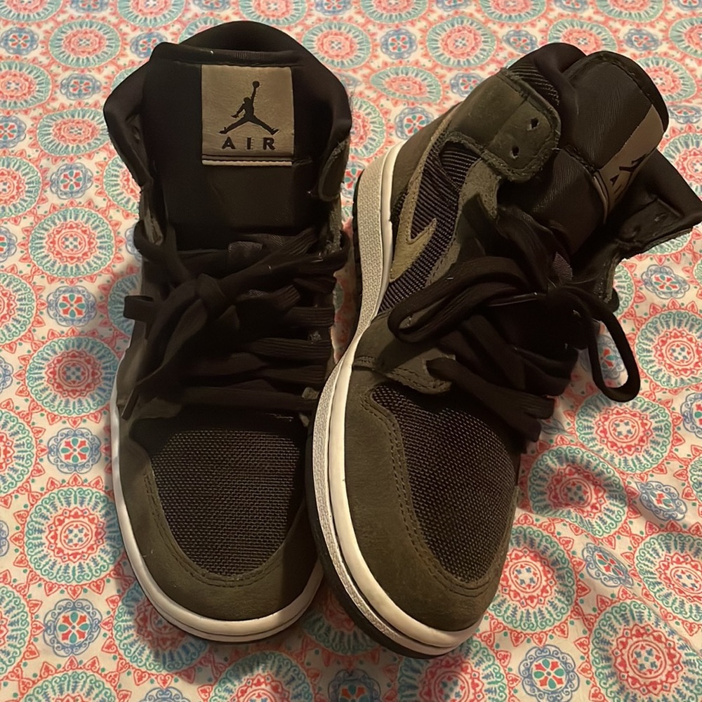 Air Jordan 1’s. Look brand new . No box